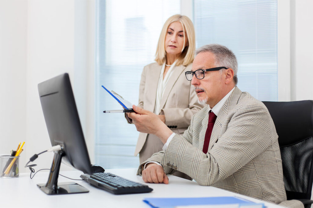 Avvocati al lavoro in uno studio legale moderno
